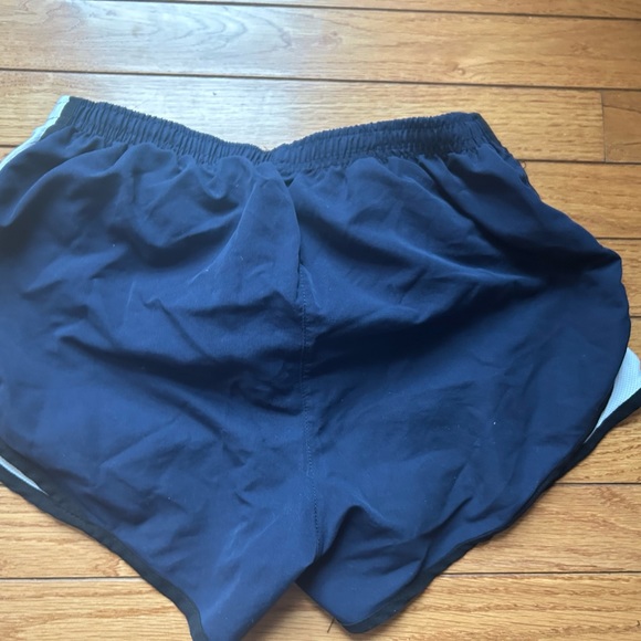 Short athletic shorts - Picture 2 of 8